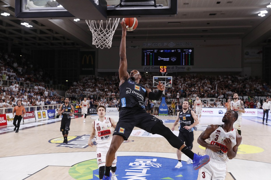 Shields e Hogue stendono Venezia, Trento in finale
