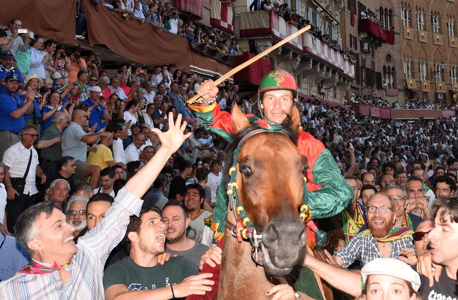 Palio di Siena, vince il Drago!