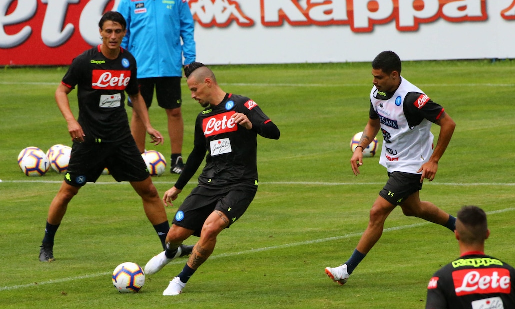 Napoli, l'allenamento di Dimaro: Hamsik alla Pirlo