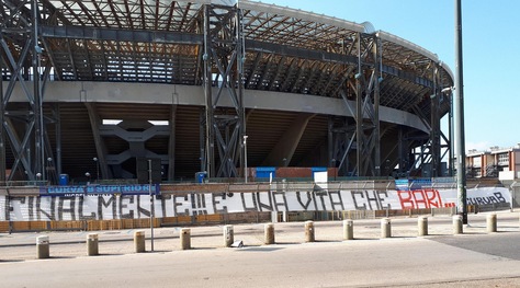 Napoli, striscioni contro De Laurentiis