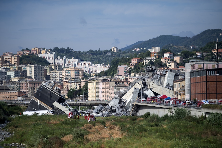 Genova, crolla il ponte Morandi sull'autostrada A10. Decine di vittime