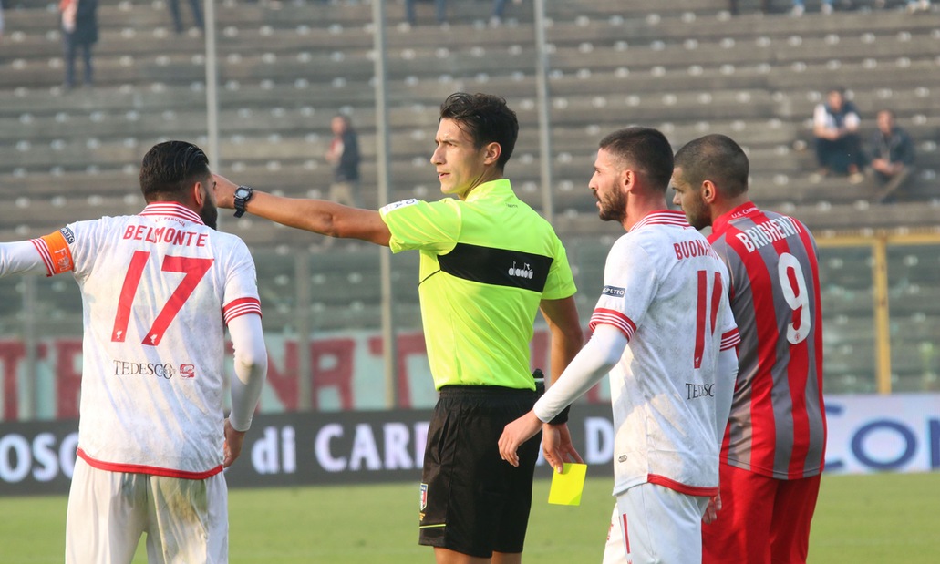 Serie B Crotone-Foggia, dirige Minelli. Lecce-Salernitana: Di Martino