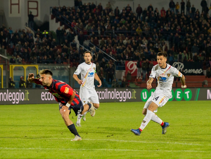 Serie B Cosenza-Lecce 2-3. Falco spegne la rimonta locale