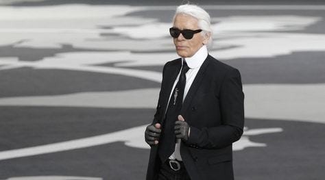 È morto Karl Lagerfeld, il noto stilista aveva 85 anni