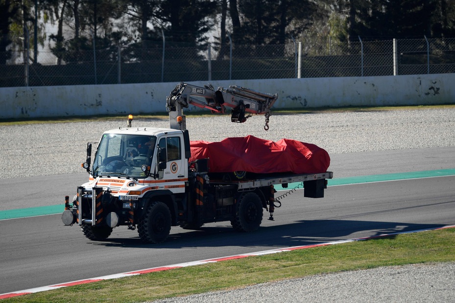 F1 test Barcellona: Ferrari out, Sainz al comando
