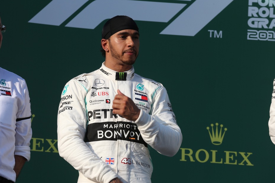 F1 Mercedes, Hamilton si lancia col paracadute
