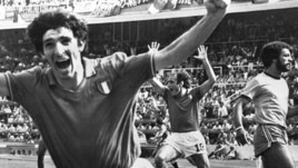 Paolo Rossi, dall'exploit al Vicenza al Pallone d'Oro: addio all'eroe del Mondiale 1982