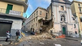 Napoli, crolla la chiesa del Rosariello: caos in centro