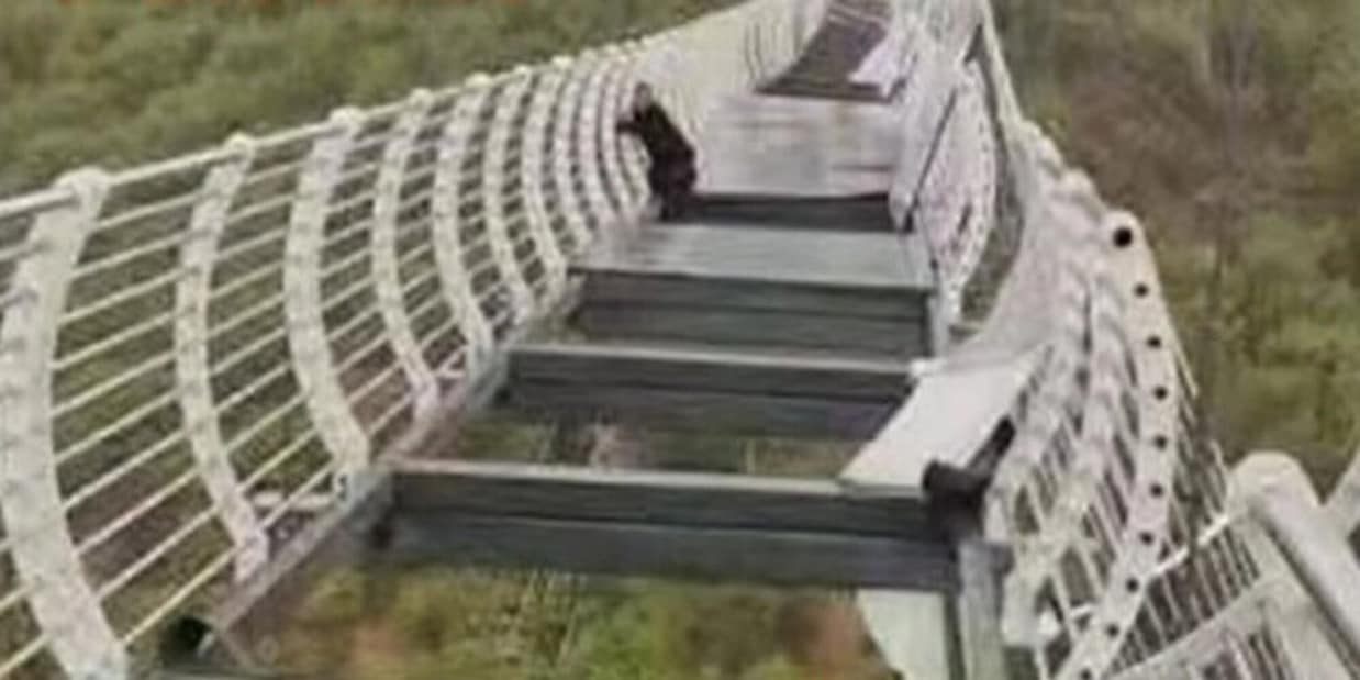 Che paura in Cina: si frantuma ponte di vetro, uomo rischia volo di 100m