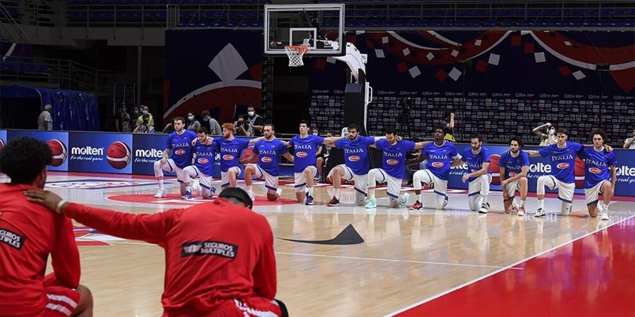 L’ItalBasket si inginocchia contro il razzismo al Preolimpico