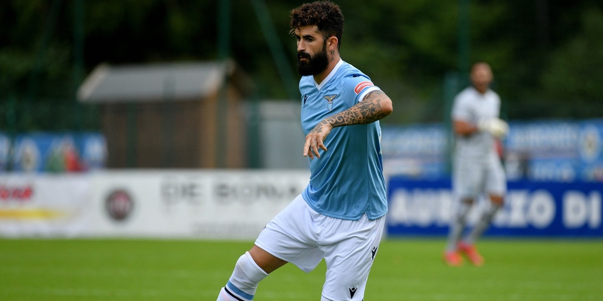 "Striscione vergognoso": la Lazio in difesa di Hysaj