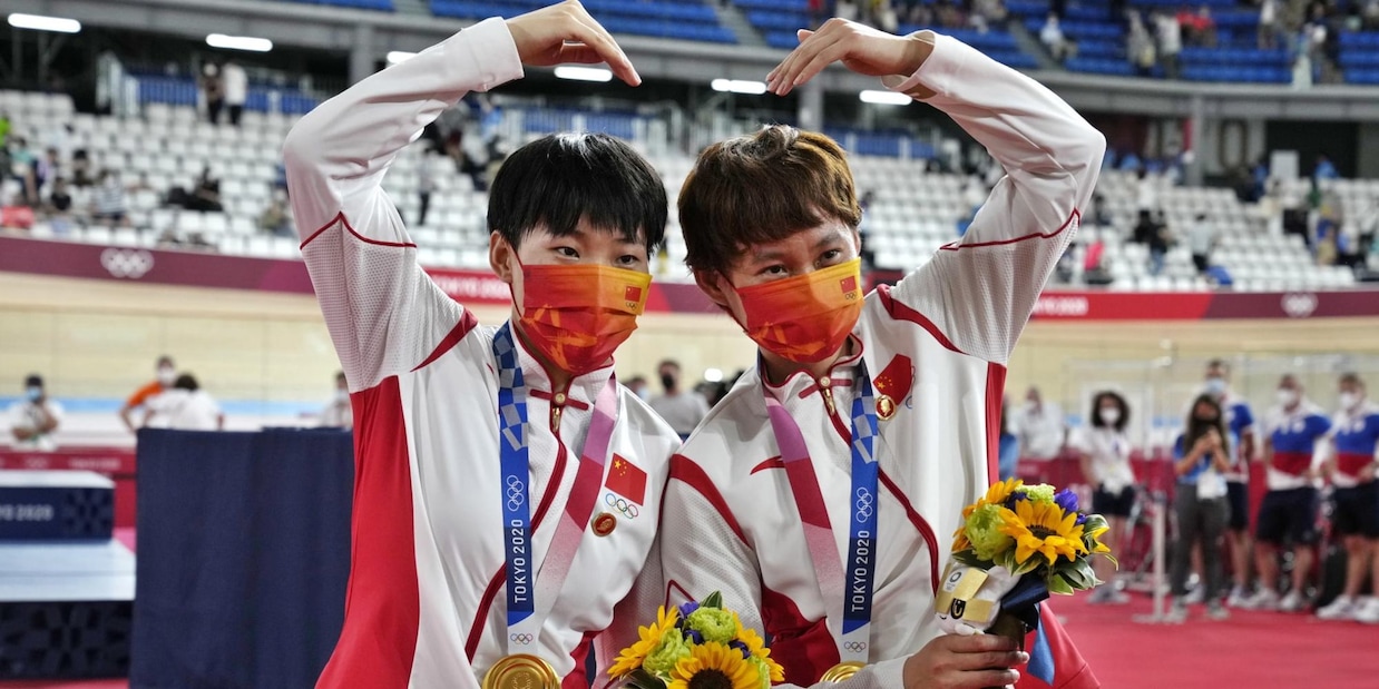 Olimpiadi, atlete cinesi sul podio con spilla di Mao: il Cio chiede spiegazioni