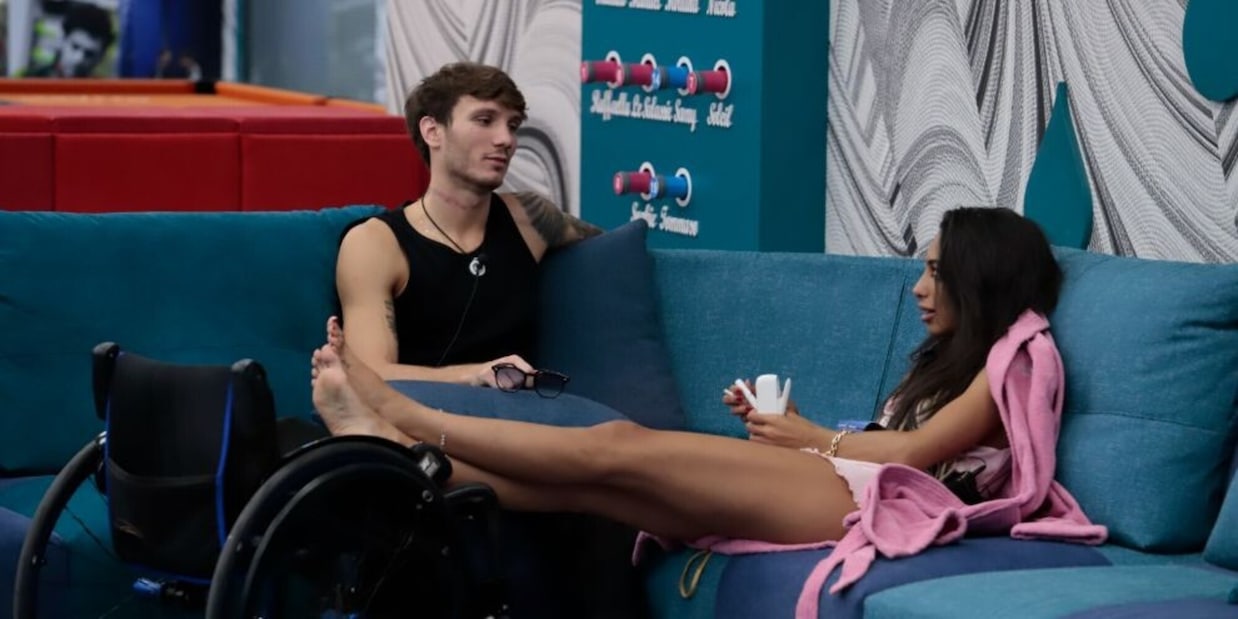 Grande Fratello Vip, la confessione intima di Bortuzzo: "Là sotto..." Grande Fratello Vip, la confessione intima di Bortuzzo: "Là sotto..."