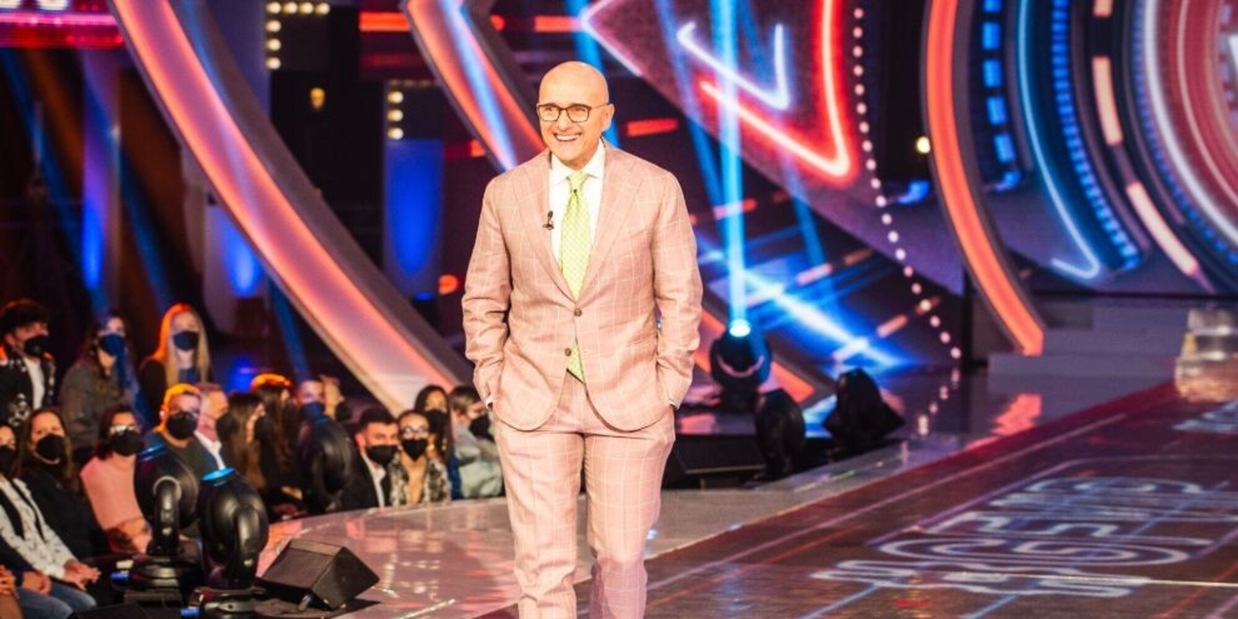 Alfonso Signorini e la cicatrice sull'occhio: "Mi hanno picchiato"