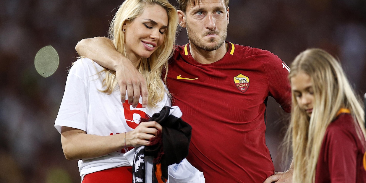 Totti e Ilary, è crisi. Il matrimonio, le dediche e la Roma: i loro 20 anni insieme