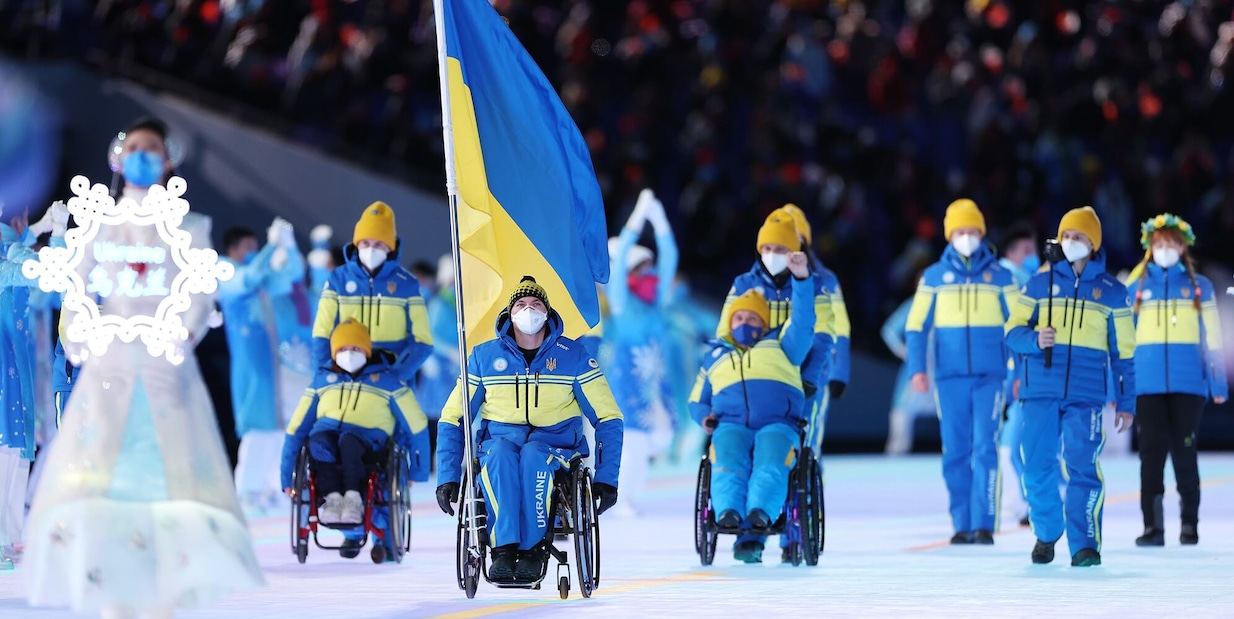 Paralimpiadi 2022, l'Ucraina sfila in tuta-bandiera
