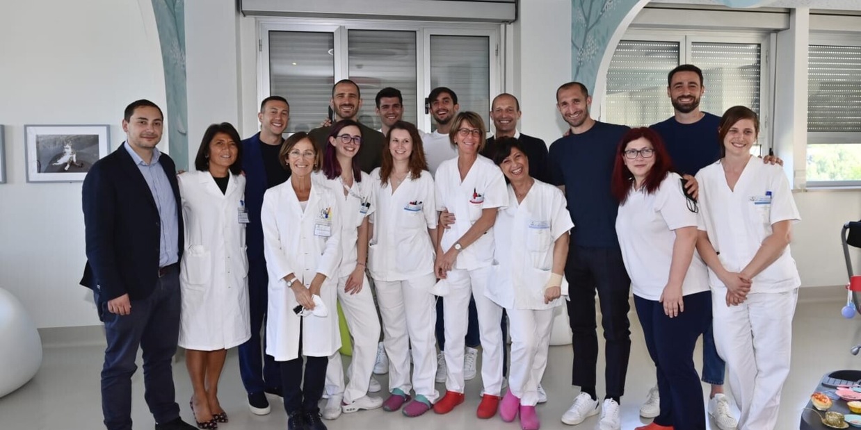 Sorrisi, foto e autografi: la Juve in visita ai bimbi del Regina Margherita