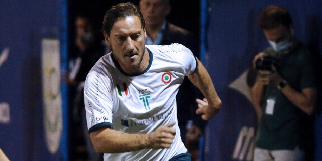 Totti, punizione strepitosa: tira da centrocampo, il portiere può solo guardare | video