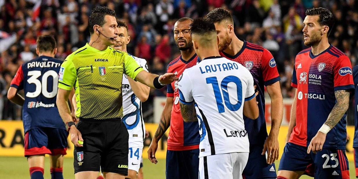 Moviola Cagliari-Inter: Doveri, il tocco di braccio di Dumfries era da rigore