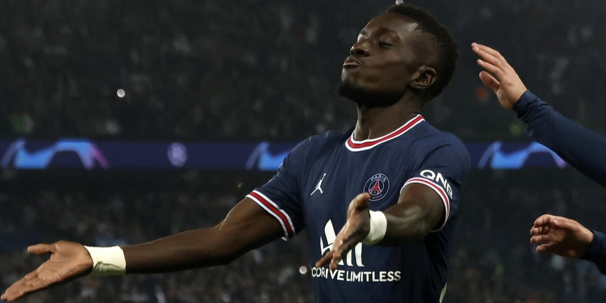 Psg, bufera Gueye: non gioca a causa della maglia a favore Lgbt