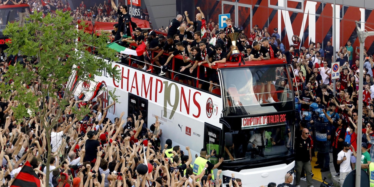 Milan: festa incontenibile, Pioli capopolo e quello striscione agli interisti: "La Coppa Italia..."