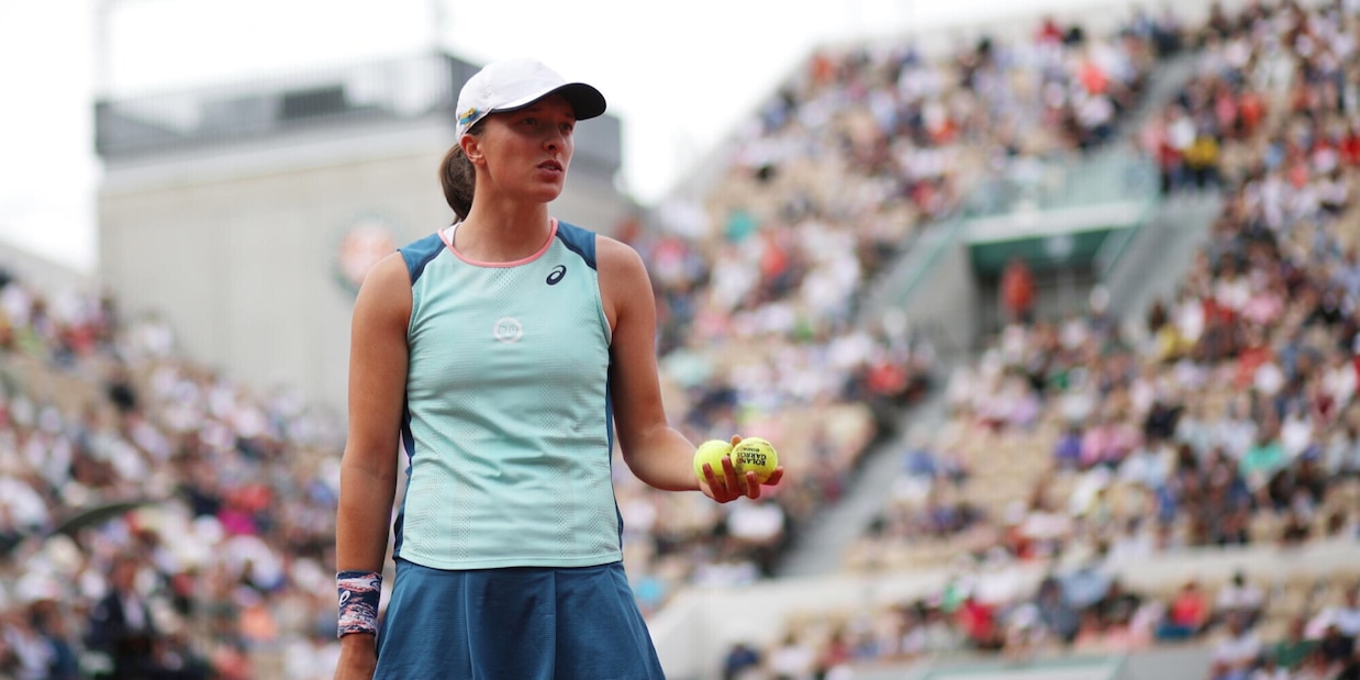 Roland Garros, Swiatek vince facile e vola agli ottavi. Badosa si ritira