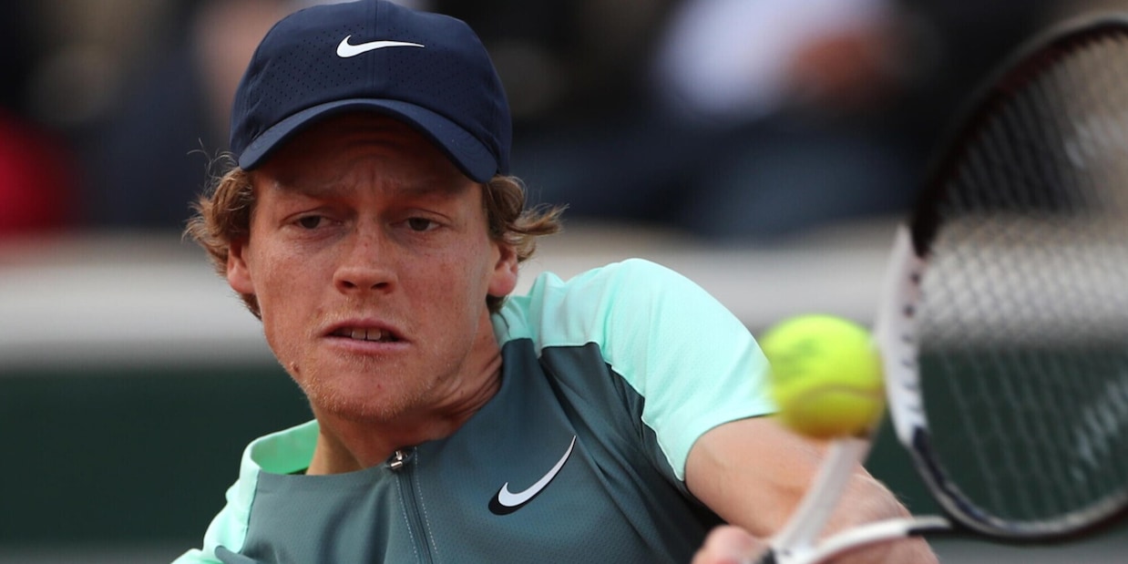 Sinner, che sfortuna al Roland Garros: ko e ritiro, avanza Rublev FOTO