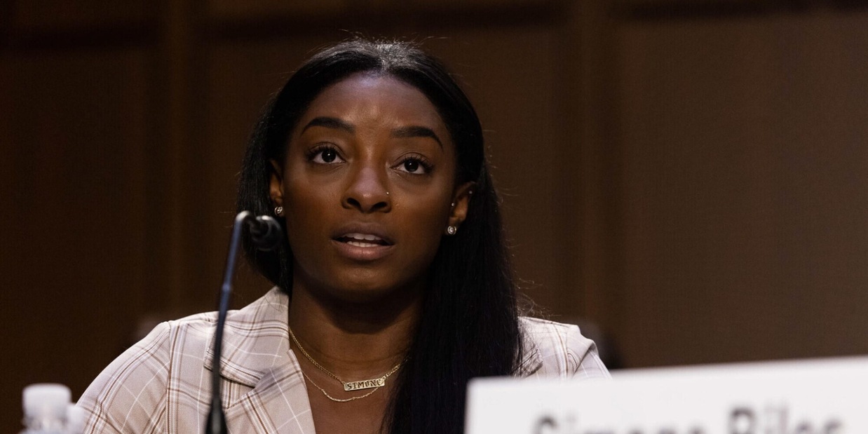 Biles e altre vittime degli abusi di Nassar chiedono un miliardo all'Fbi
