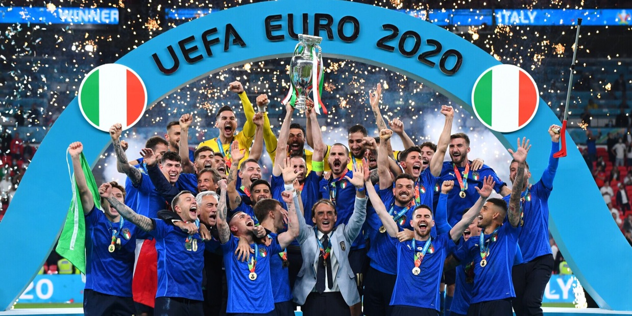 Chiellini, Chiesa e Insigne ricordano il trionfo ad Euro 2020: "Un anno di noi"