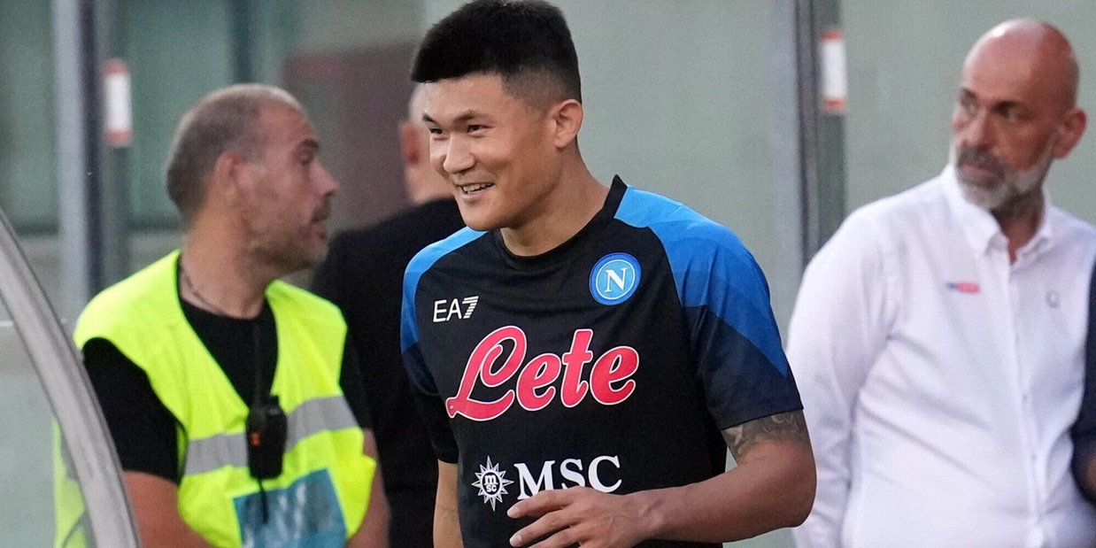 Kim, ecco l’erede di Koulibaly: i suoi allenatori, l’impegno nel sociale e la maglia numero 3 del Napoli Kim, ecco l’erede di Koulibaly: i suoi allenatori, l’impegno nel sociale e la maglia numero 3 del Napoli