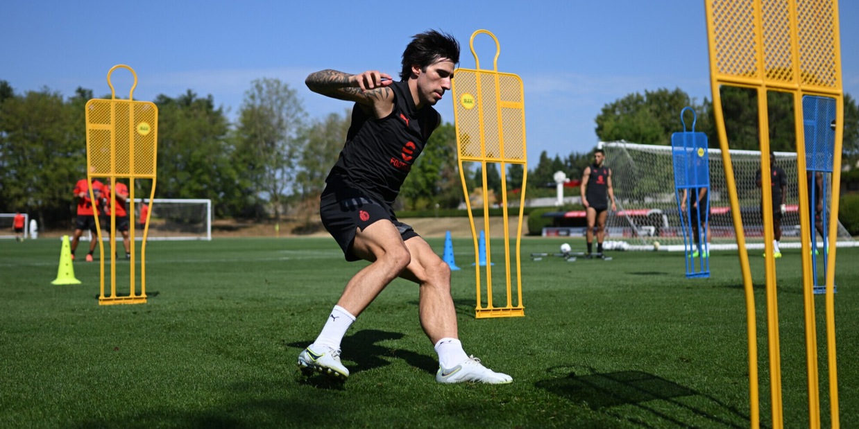 Milan verso l'Atalanta: esercizi sul possesso, Tonali con i compagni