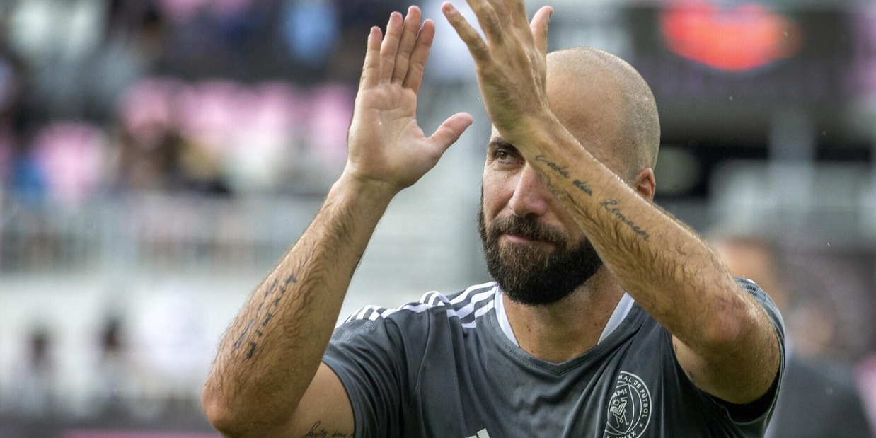 Il Napoli ringrazia Higuain: i tifosi si dividono sui social