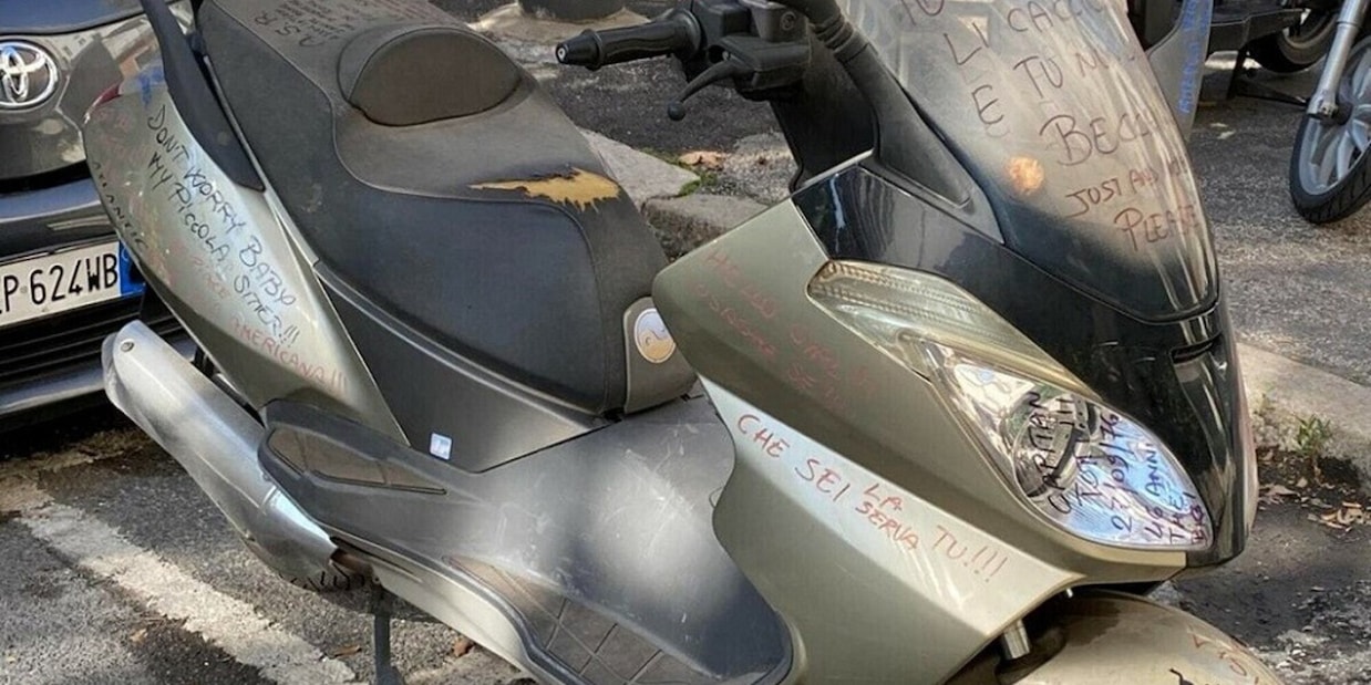 Roma, lo scooter dei Parioli imbrattato di frasi senza senso