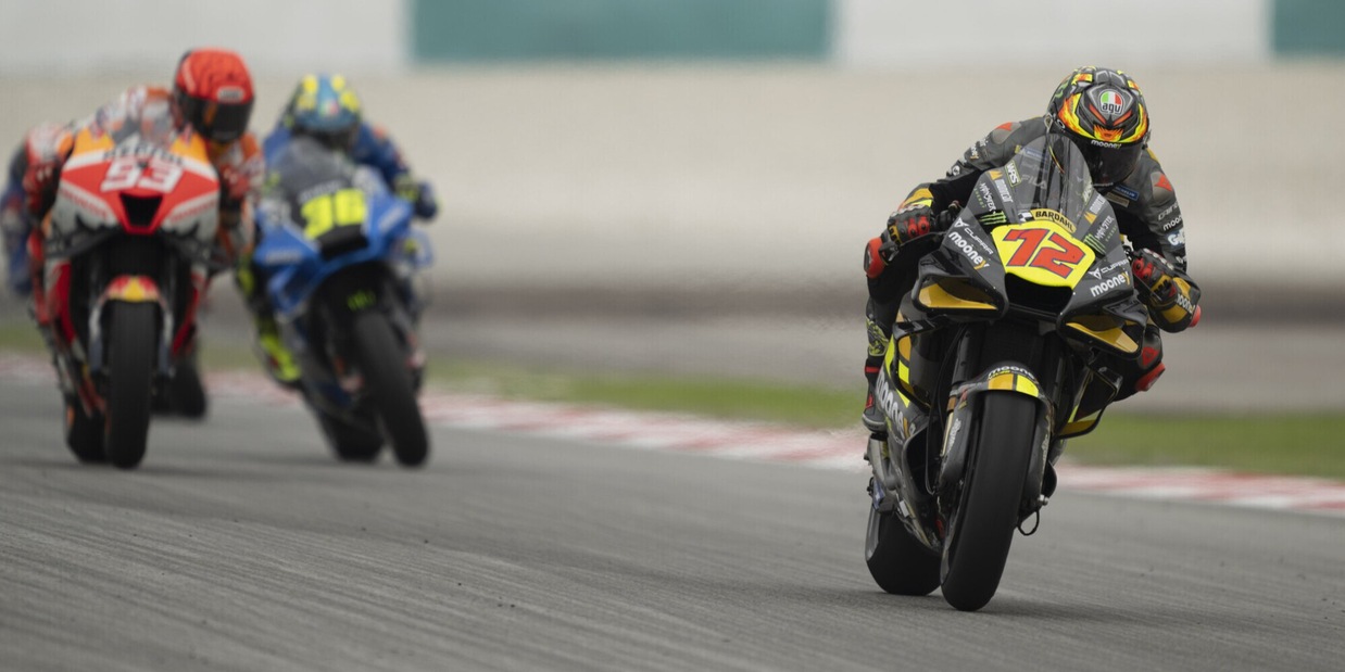 MotoGP, GP Valencia: Bezzecchi a terra, la sua moto va in fiamme