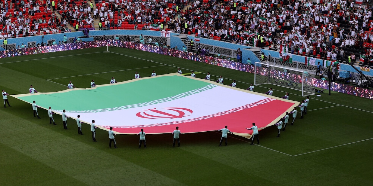 Iran-Usa, la sfida senza pace: una bandiera alza la tensione
