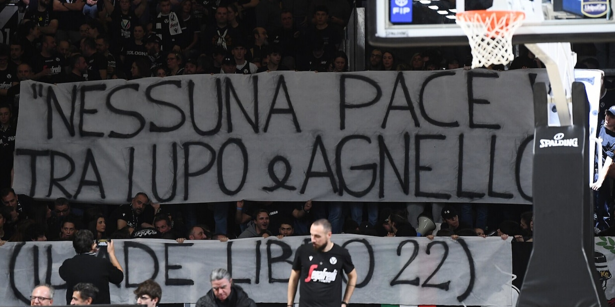 Striscione shock contro coach Messina in Virtus-Olimpia: la Procura apre un'inchiesta