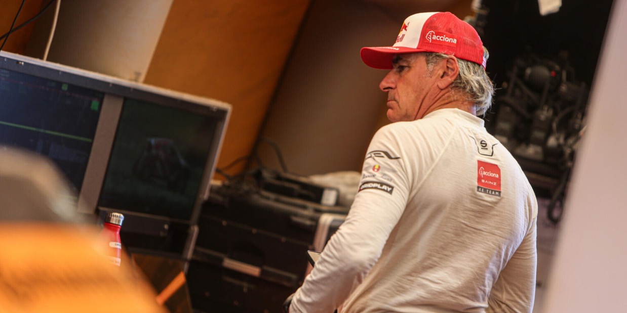 Infortunio per Carlos Sainz: frattura di due vertebre per il padre del pilota Ferrari