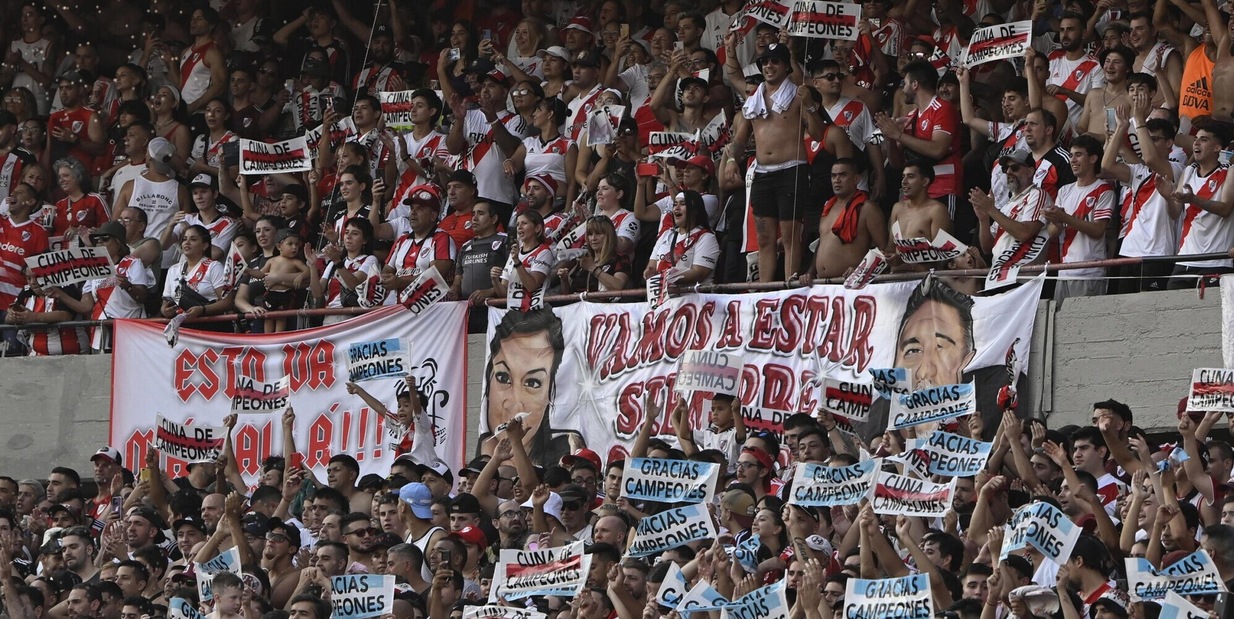 Dramma in Argentina, muore un tifoso del River Plate cadendo da un autobus