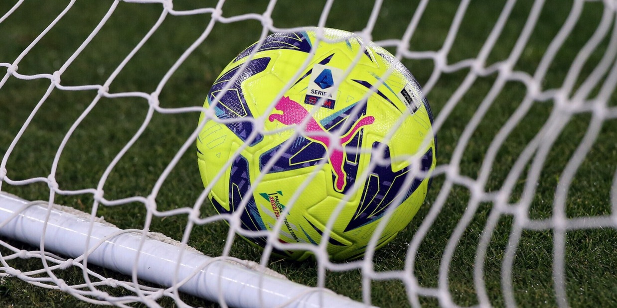 Arbitro di colore insultato sugli spalti: la reazione è clamorosa