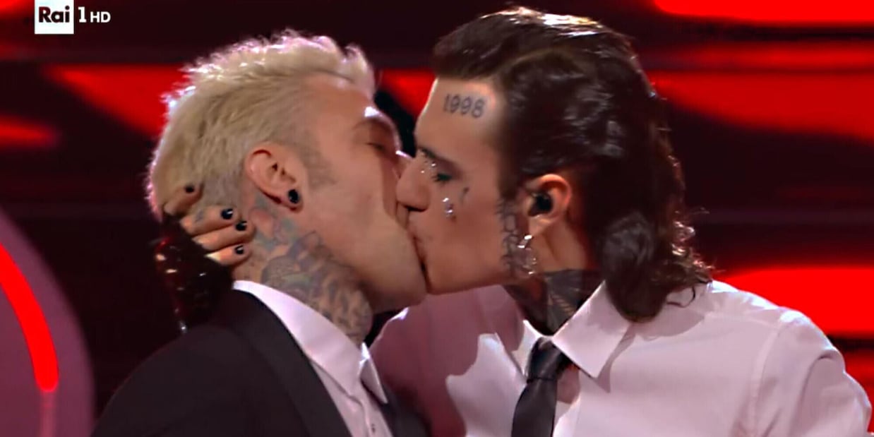 Fedez e il dettaglio sul bacio a Rosa Chemical: spunta una foto clamorosa