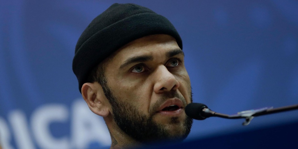 Il test del DNA incastra Dani Alves: la scusa usata con la moglie è incredibile
