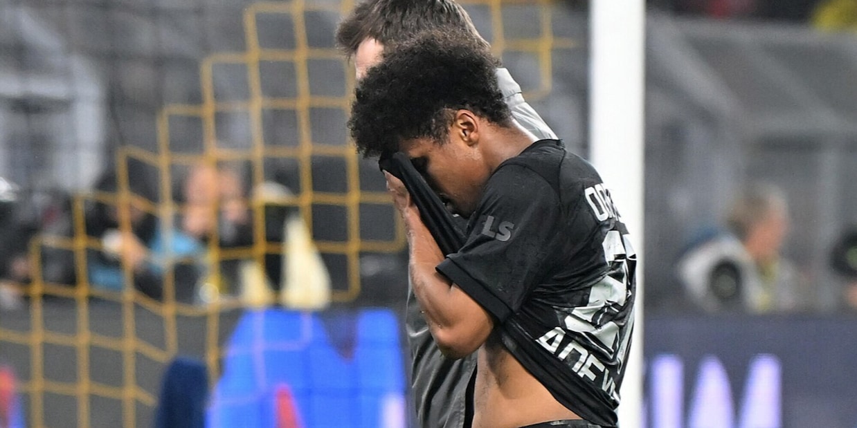 Si fa male mentre fa l'assist. La sua squadra trema, Champions a rischio