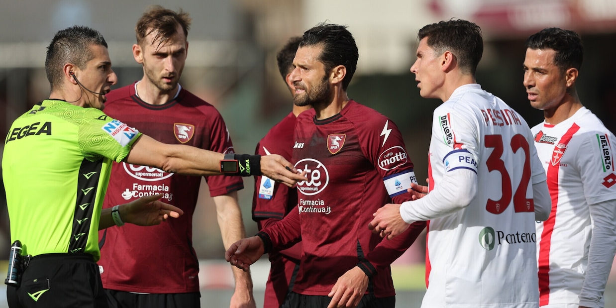 Moviola Salernitana-Monza, Marinelli lineare: Donati rosso ok