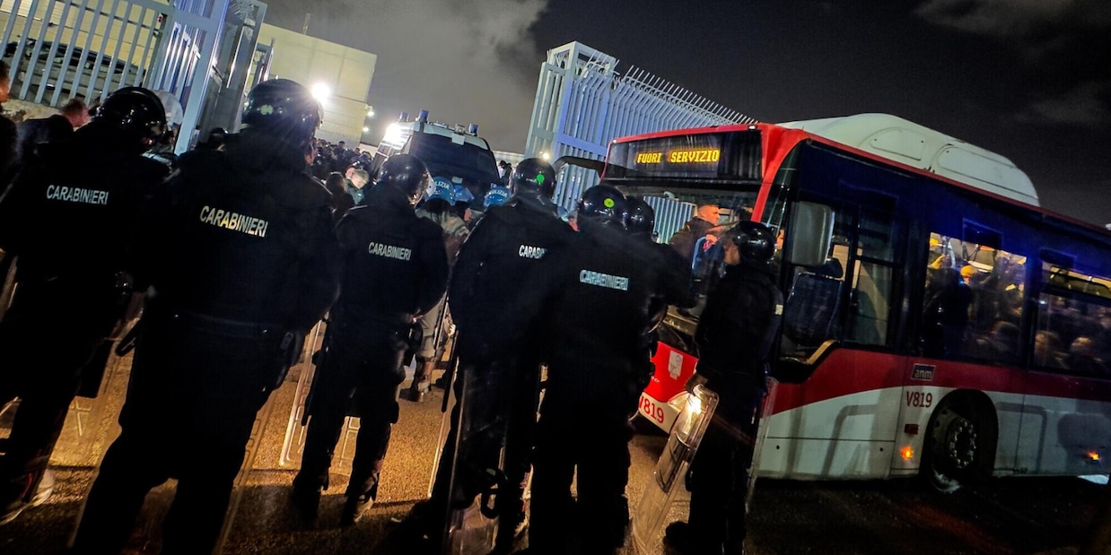 Tensione Napoli, isolati i tifosi Eintracht