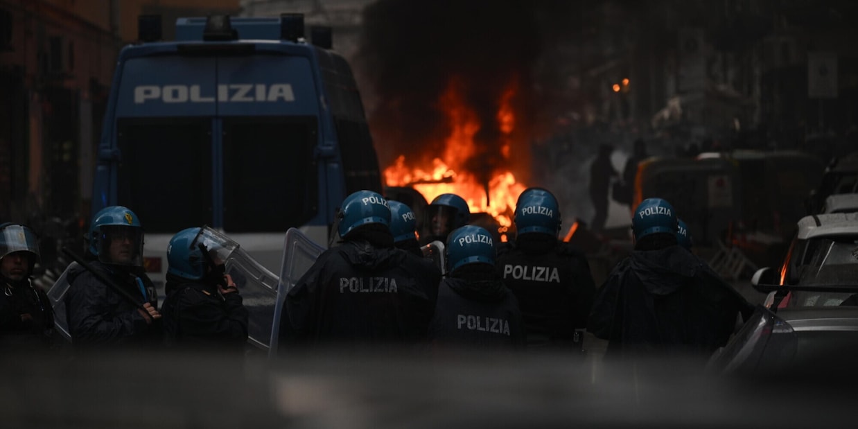 Scontri Napoli-Eintracht, incendiata auto della polizia