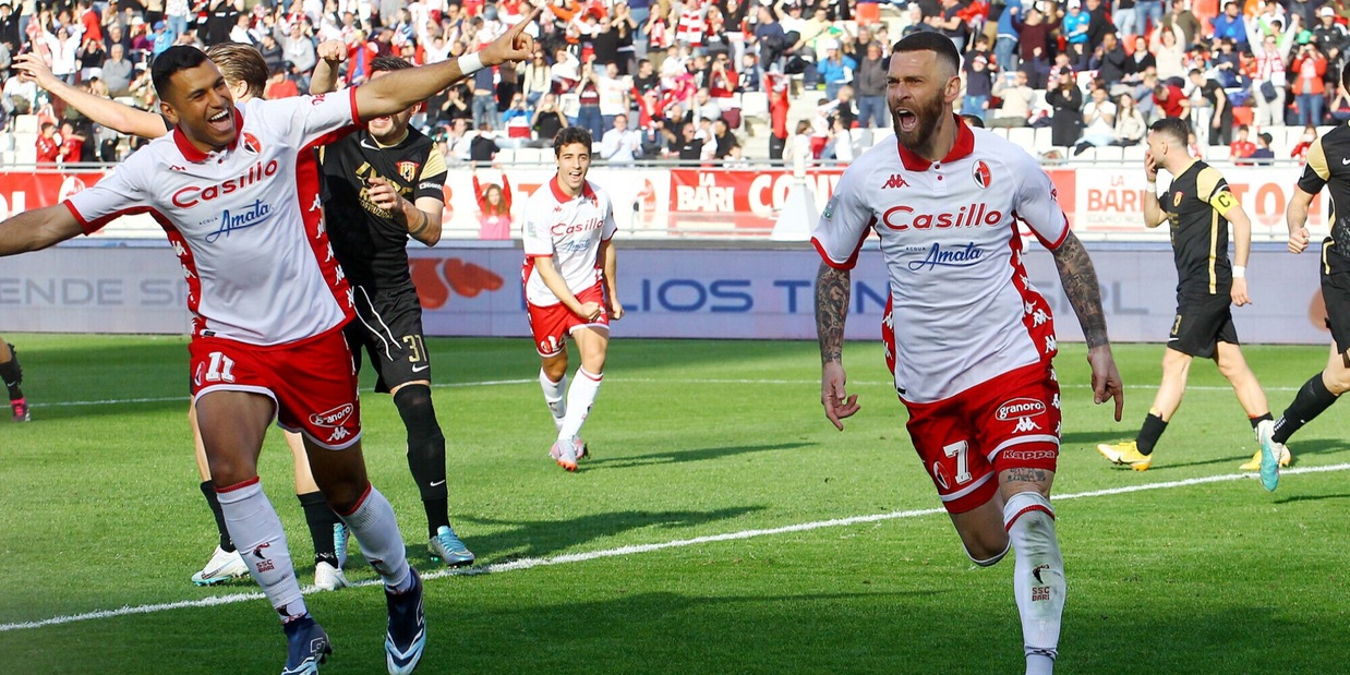 Il Bari riparte con Antenucci-Folorunsho, è terzo. Il Frosinone rallenta