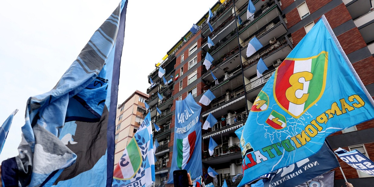 Napoli, shock a Salerno: tifoso azzurro aggredito per una bandiera