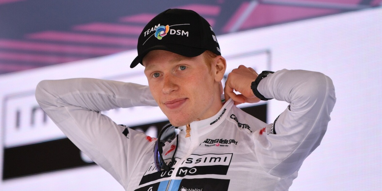 Giro d'Italia, Leknessund resta al comando ma Evenepoel accorcia