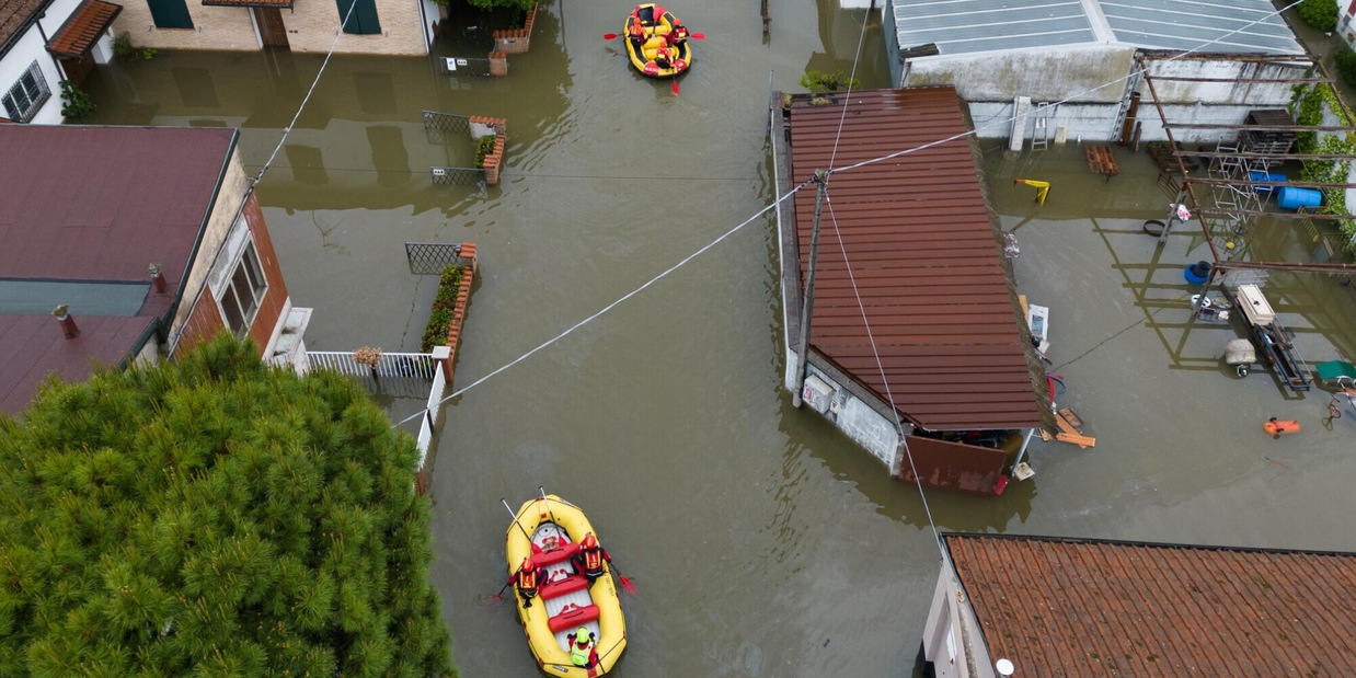 Un minuto di raccoglimento per le vittime dell'alluvione Un minuto di raccoglimento per le vittime dell'alluvione