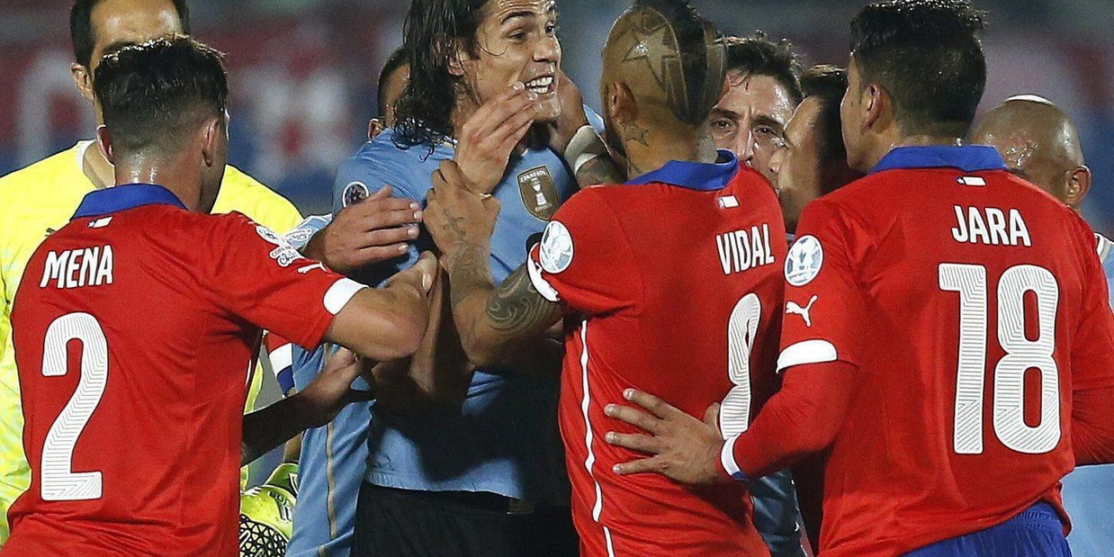 Jara a Cavani: «Tuo padre marcirà in galera»